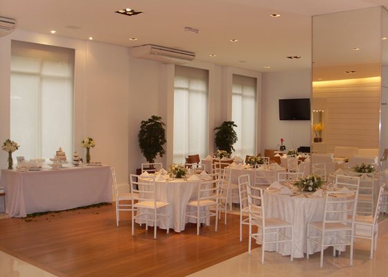 Buffet de finger food da Krystal Eventos em salão de evento