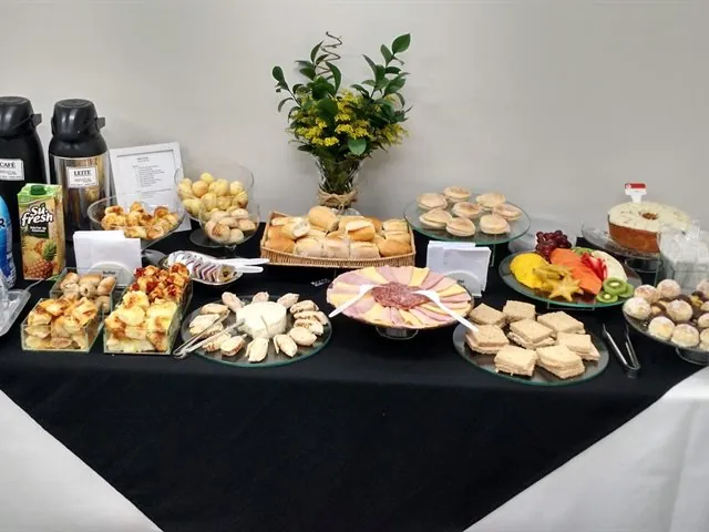 Mesa de café da manhã e brunch da Krystal Eventos em ambiente corporativo em São Paulo