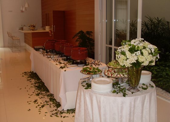 Kits lanche individuais da Krystal Eventos com alimentos e bebidas