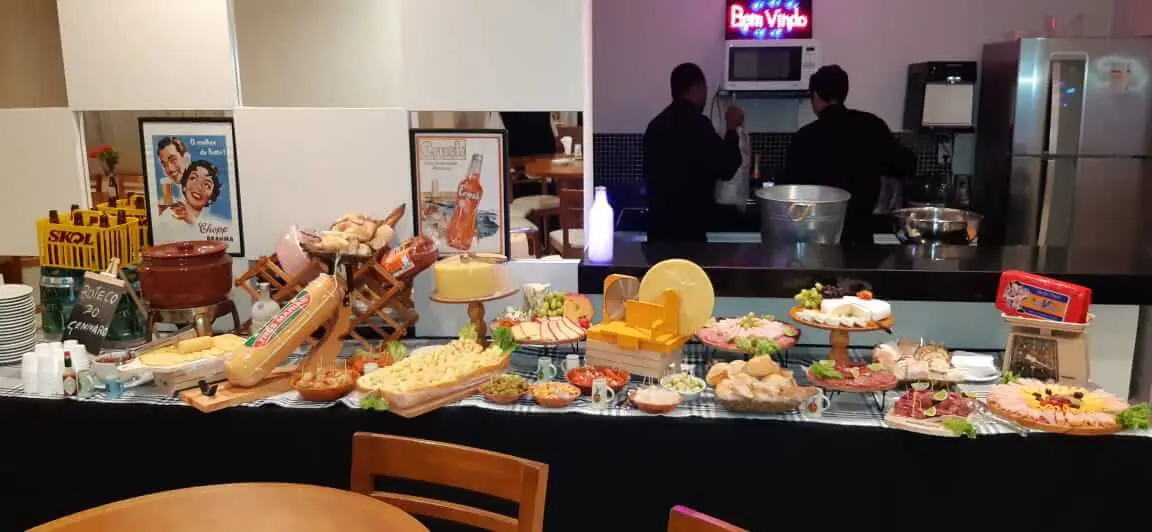 Mesa de pães e salgados — Krystal Eventos