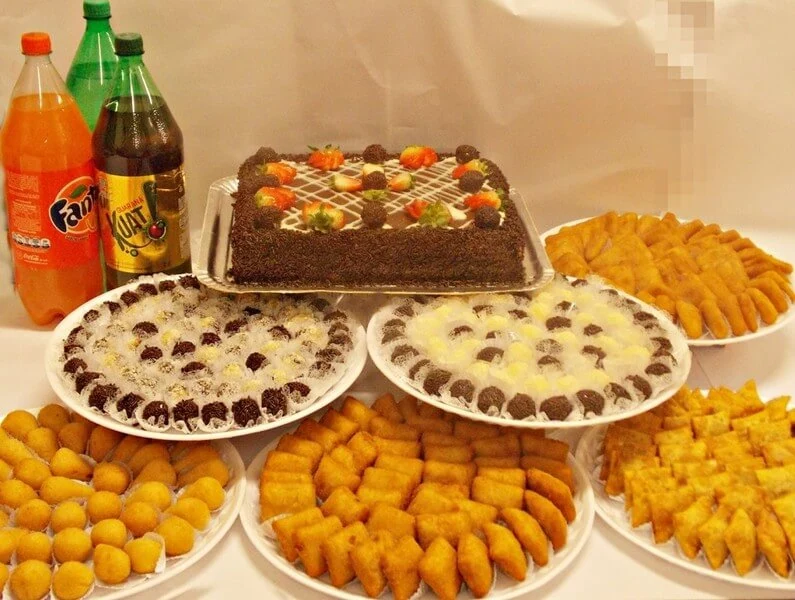 Mesa montada para encontros matinais — Krystal Eventos