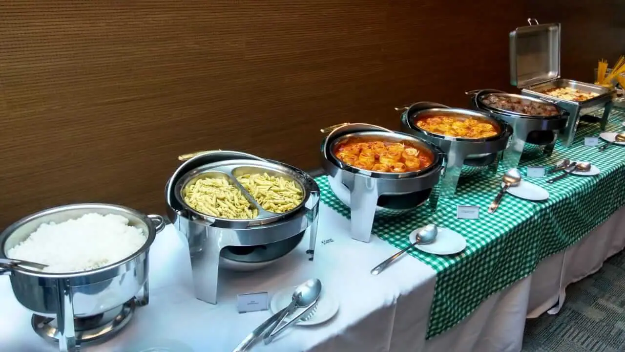Bebidas e opções vegetarianas na mesa — Krystal Eventos